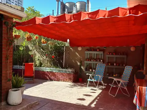 Excelente Departamento en Venta con Patio, Baulera y Cochera en Chacarita