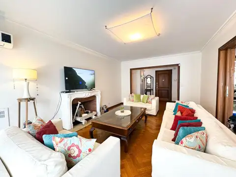 Exclusivo departamento frente al Cervantes. 4 dormitorios! Cochera, dependencia, y baulera.