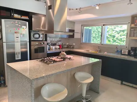 Casa 6 ambientes con 4 baños