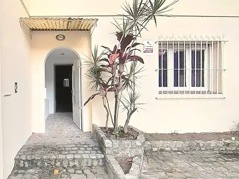 Olivos; Casa 5 amb. 208 m2 cub, lote 160 m2 (Vta c/ Renta)