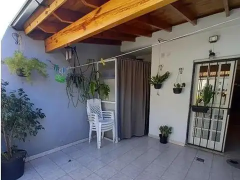 AMPLIO TRIPLEX 5 AMBIENTES.  CON PATIO Y COCHERA