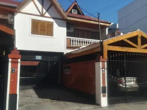 AMPLIO TRIPLEX 5 AMBIENTES.  CON PATIO Y COCHERA