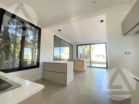 Casa 4 ambientes con 2 baños