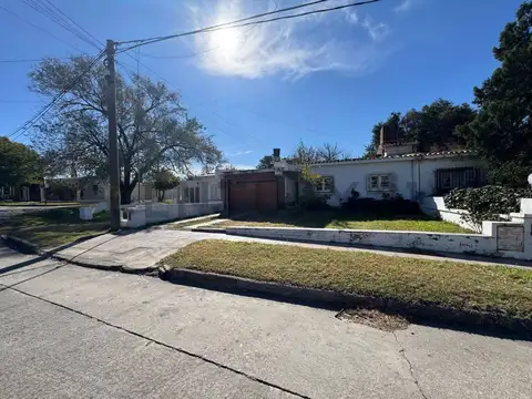 Casa de 3 Dormitorios en Barrio Residencial Olivos – Amplio Patio y Terreno de 370 m²