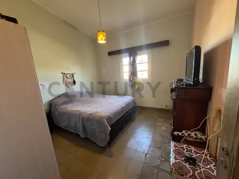 Casa de 3 Dormitorios en Barrio Residencial Olivos – Amplio Patio y Terreno de 370 m²