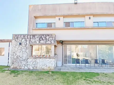 Casa 5 ambientes con 4 baños