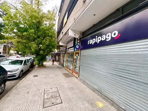 Acassuso Centro: Único Local de 68 m² Cubiertos con Persiana de Aluminio y Gran Vidriera. Trastienda.