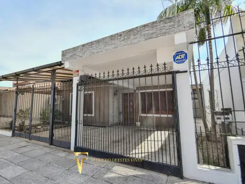 VENTA • CASA • LOMAS DEL MIRADOR • TRES AMBIENTES • PARQUE • APTO CRÉDITO