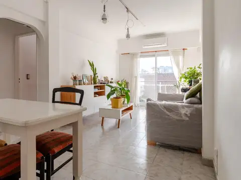 Luminoso departamento en venta con balcón y cochera cubierta en Belgrano.