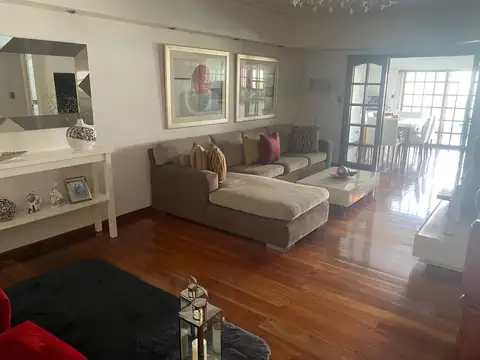 Casa Sobre Lote de 8,66 x 26,80 con Cochera 2 Autos, Quincho, Fondo y Suitte con Vestidor