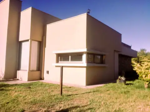 Casa 3 ambientes con 2 baños