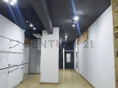 Alquiler - Local Comercial a la Calle Una Cuadra Aven RIVADAVIA