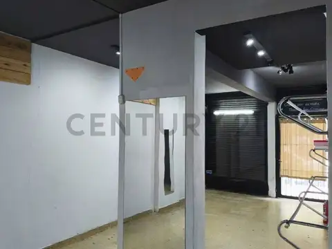 Alquiler - Local Comercial a la Calle Una Cuadra Aven RIVADAVIA