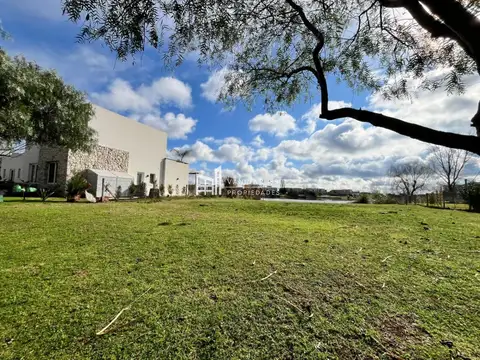 Terreno / Lote en venta a la laguna ubicado en El Cantón Norte
