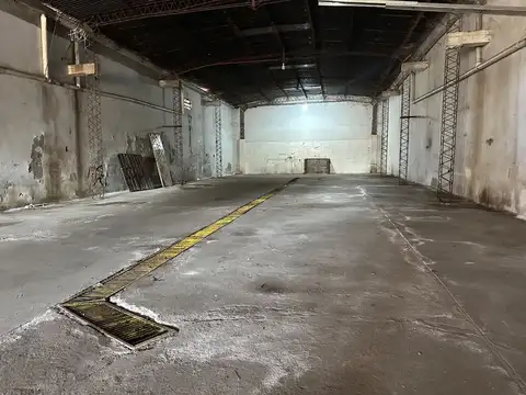 ALQUILER DE GALPON SOBRE SARMIENTO 400m2