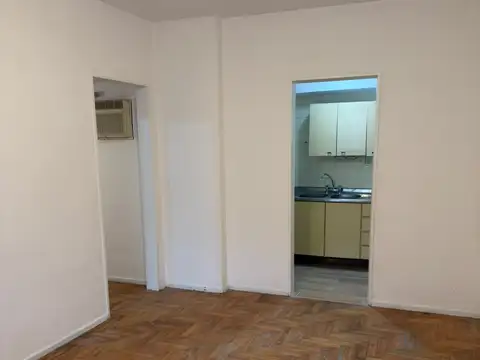 DEPARTAMENTO DE 2 AMB. EN PB AL FRENTE A MTS. DE HOSPITAL ITALIANO