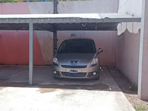 Venta cochera amplia Flores semi techada