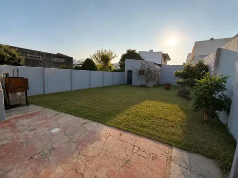 Alquiler casa de 3 ambientes con patio y cochera