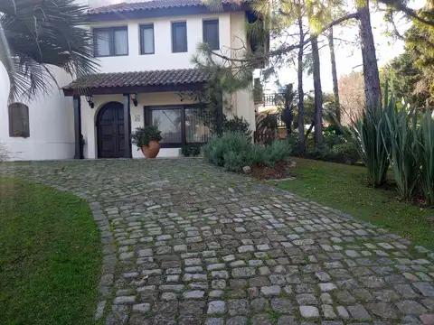 Casa 7 ambientes con 5 baños