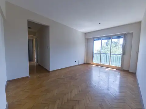 Departamento de 3 ambientes con balcón al frente en Floresta