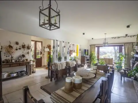 Casa en Alquiler con 2 cocheras