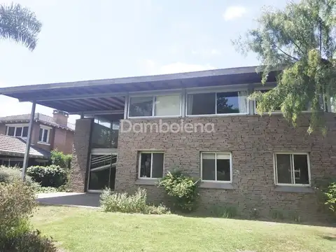 Casa 5 ambientes con 4 baños