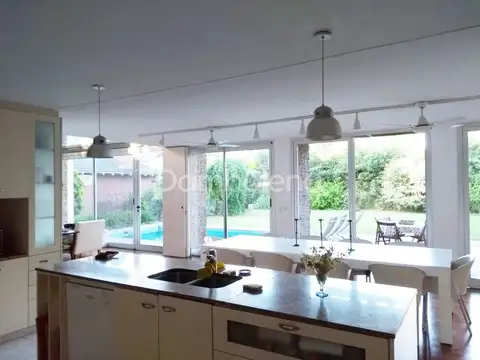 Casa en Alquiler con 2 cocheras