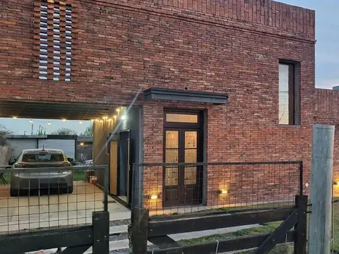 CASA EN VENTA 3 DORMITORIOS CON PISCINA JACUZZI Y GRAN PATIO BARRIO LA PAMPEANA