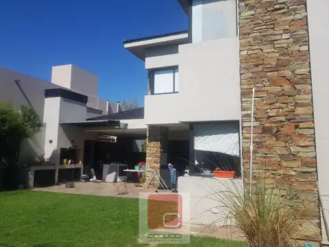 Casa 4 ambientes con 3 baños