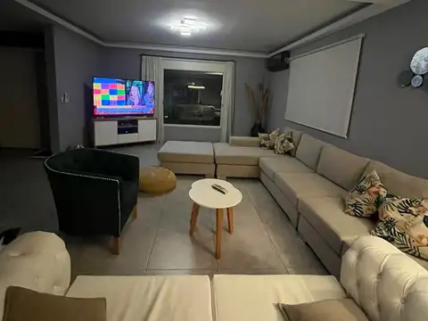 Casa en Alquiler con 2 cocheras