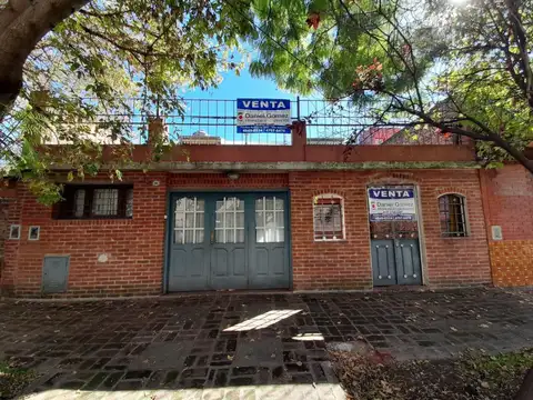 Casa de 5 Ambientes con patios, terraza y cochera. - Apto crédito -