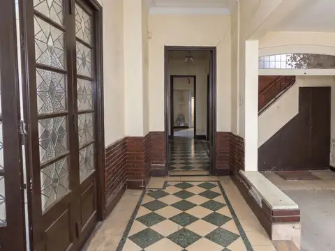 Casa 8 ambientes con 2 baños