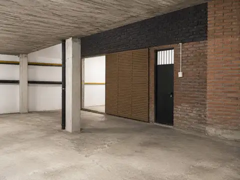 VENTA de Cochera + Depósito en Barrio Sur.