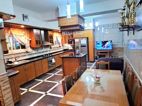 Casa 5 ambientes con 3 baños