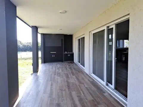 Casa 5 ambientes con 4 baños