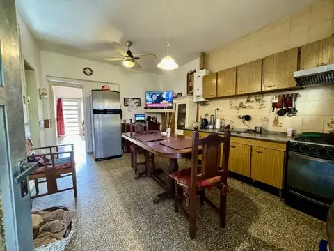 Casa con local comercial en San Lorenzo.