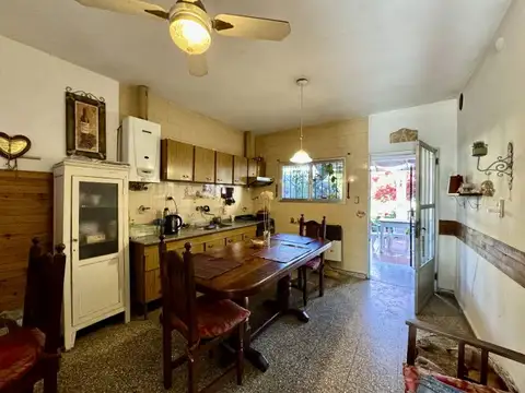 Casa 4 ambientes con 2 baños