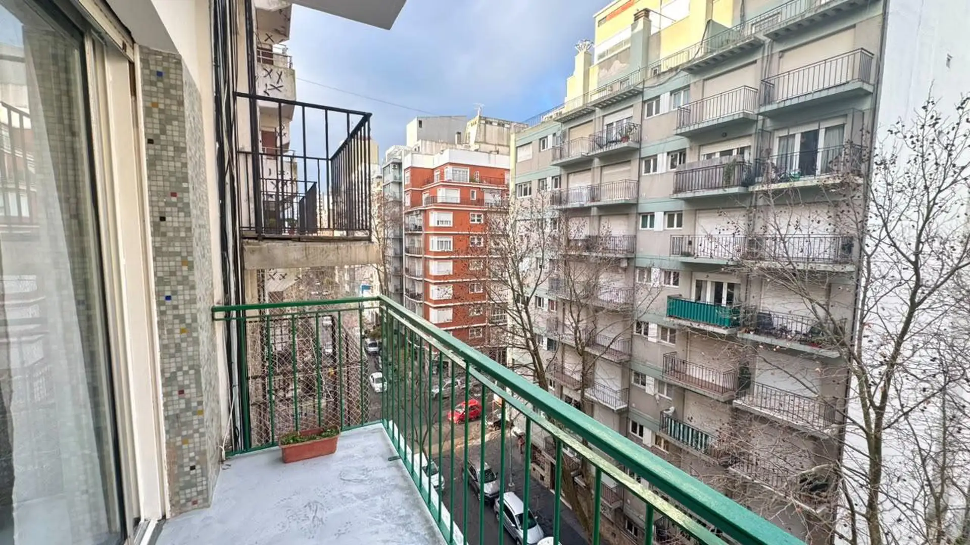 Departamento Dos ambientes al frente con balcón saliente en zona Aldrey