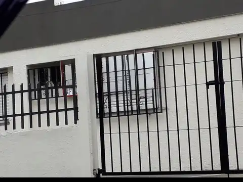 Casa en venta dos dormitorios con patio y galería con parrillero