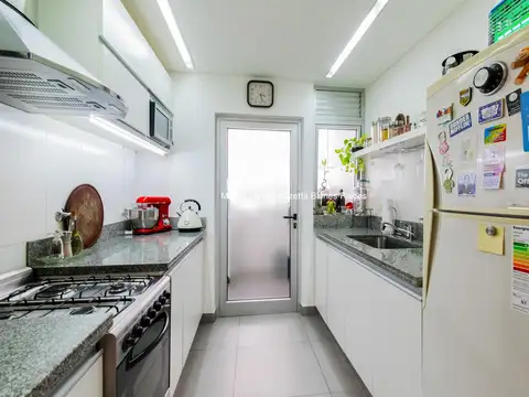 Departamento 3 amb. • 76,6m² totales • Balcón corrido • 2 cocheras • Baulera • SUM