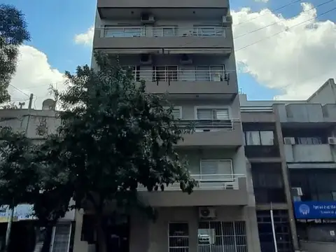 Departamento en Venta en Monte Castro. 3 Ambientes Al Frente, Balcón Corrido