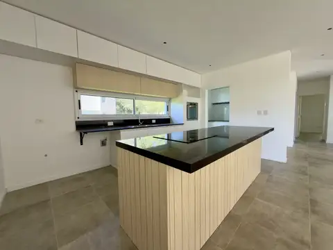 Casa 5 ambientes con 3 baños