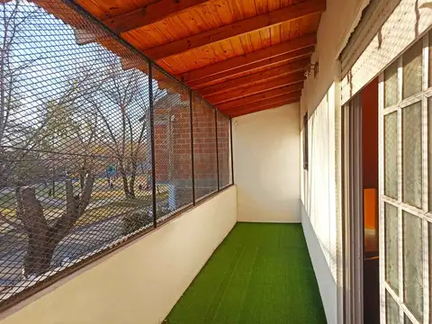 CASA 4 AMBIENTES CON COCHERA Y PATIO  DOS PLANTAS