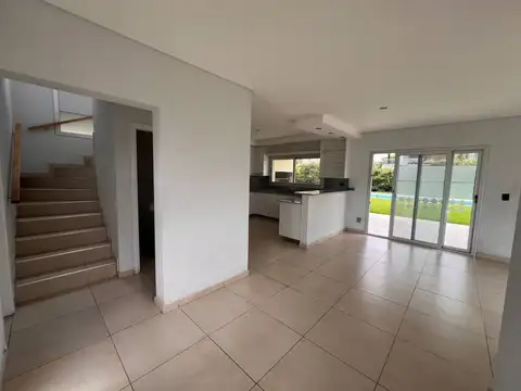 Casa en Alquiler con 2 cocheras