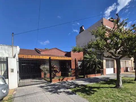 EXCELENTE CASA  DE 3 AMB, CON GARAGES Y FONDO LIBRE