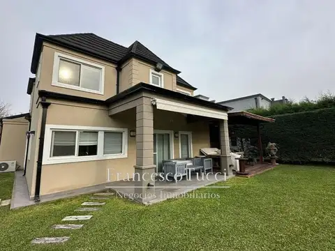 Casa 4 ambientes con 4 baños