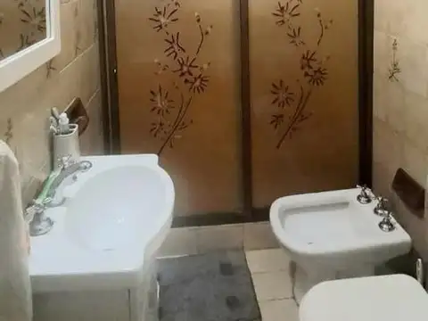 Casa 5 ambientes con 2 baños