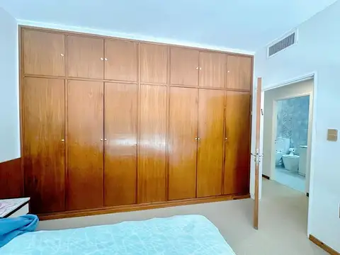 Propiedad céntrica, excelente edificación y estado.