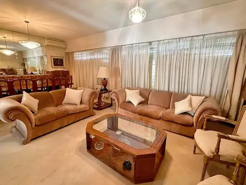 Propiedad céntrica, excelente edificación y estado.