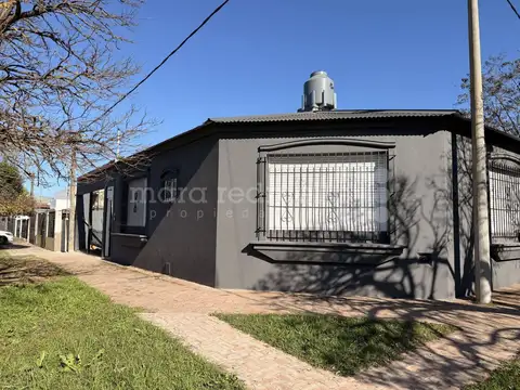 EN VENTA CASA EN ESQUINA 2 DORMITORIOS PLANTA BAJA CERCA DEL CENTRO